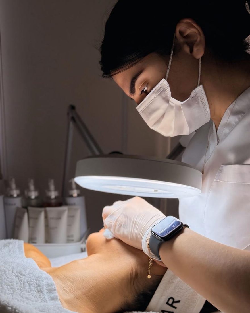 Damla Çelik Beauty Salon'da profesyonel cilt bakımı uygulaması